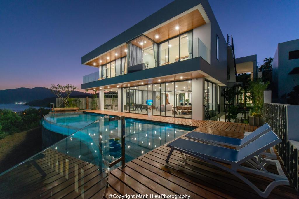 Biệt Thự 6 Phòng Ngủ Nhìn Ra Bãi Biển Với Hồ Bơi Riêng - Lucina Villa Nha Trang