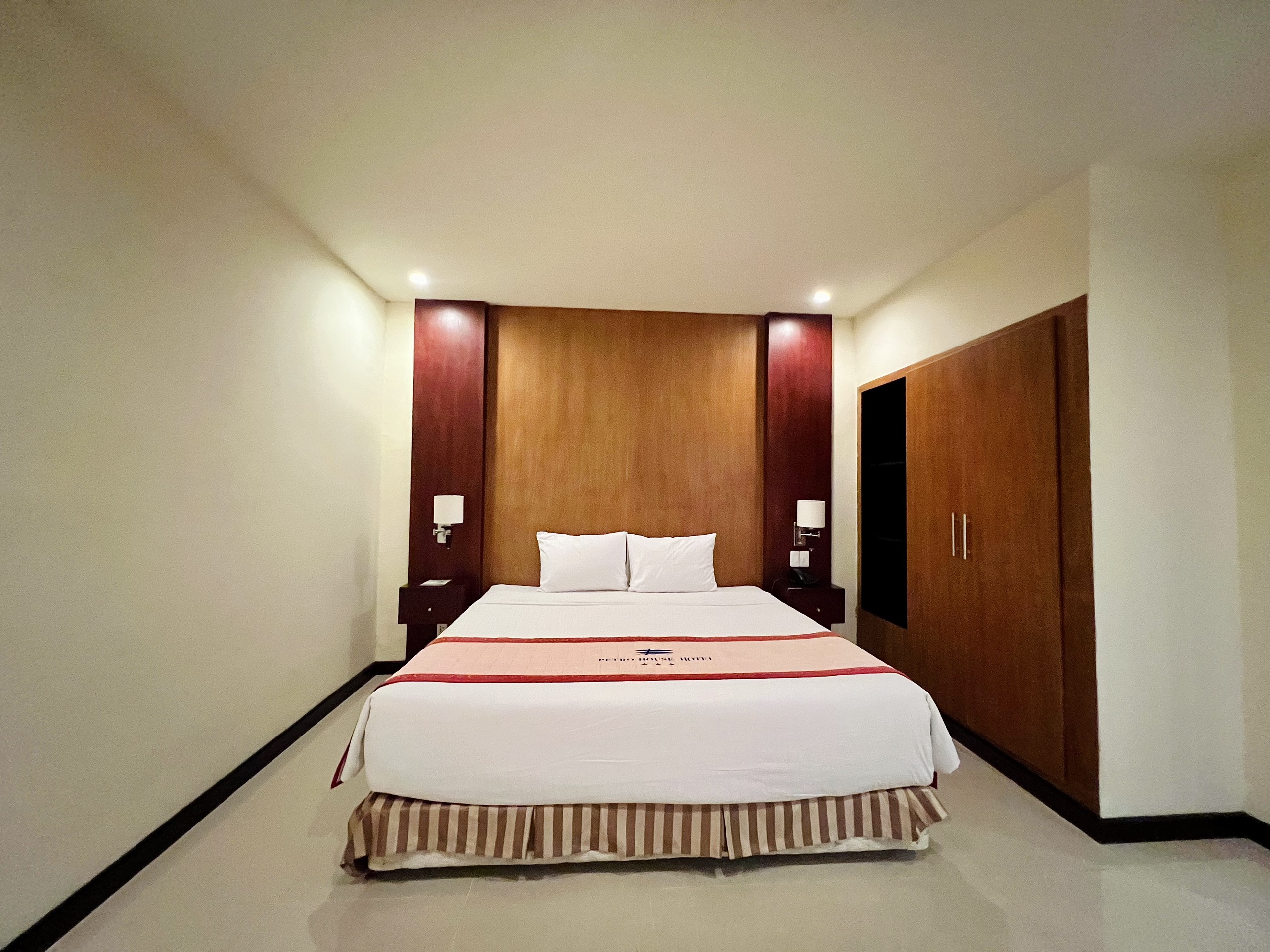 Phòng Deluxe Suite - Khách sạn Petro House