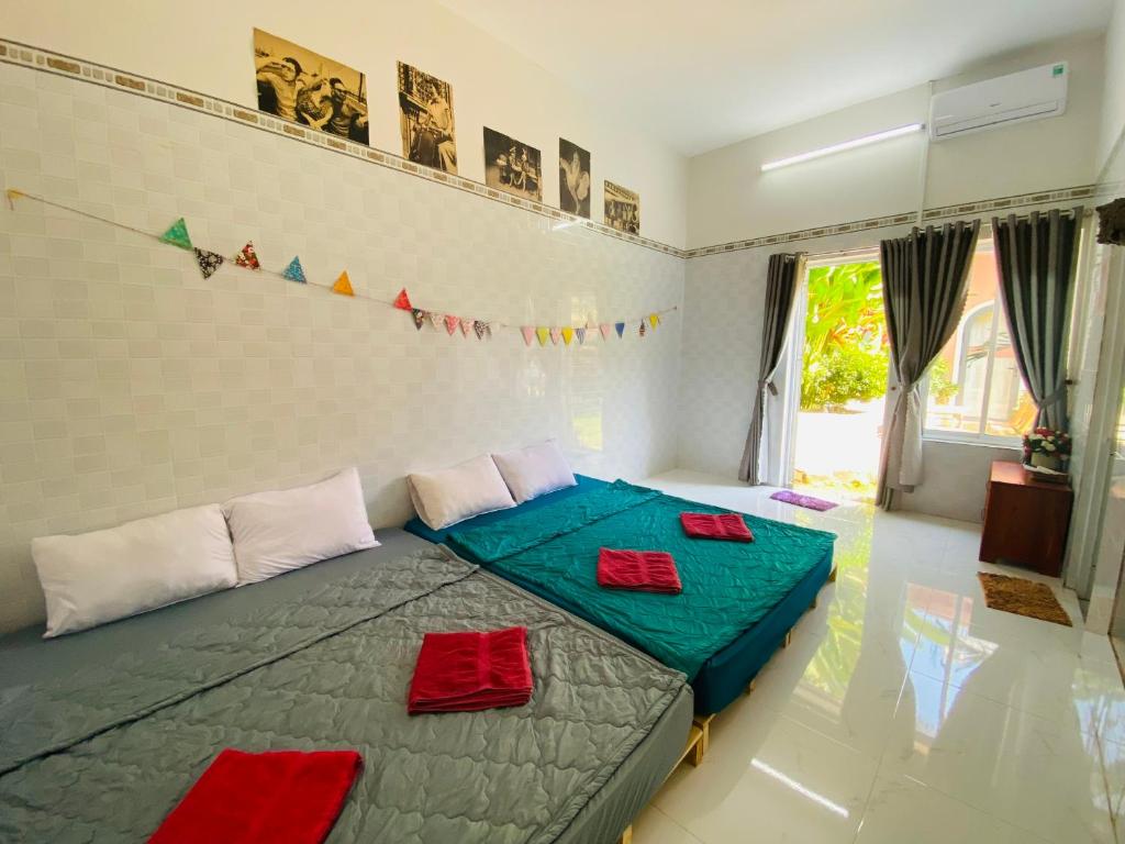 Phòng 4 người nhìn ra vườn - Hồ Cốc Homestay