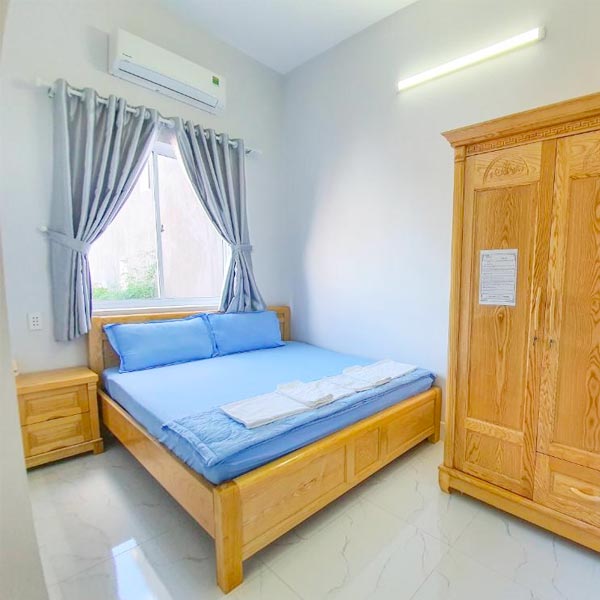 Phòng có giường cỡ King nhìn ra cảnh núi non - Mười Homestay