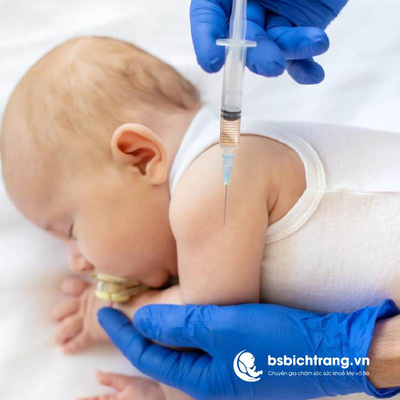 Trẻ sơ sinh cần tiêm phòng những loại vaccine nào? Chia sẻ từ Bs Bích Trang BMT – Chuyên gia chăm sóc sức khoẻ Mẹ và Bé