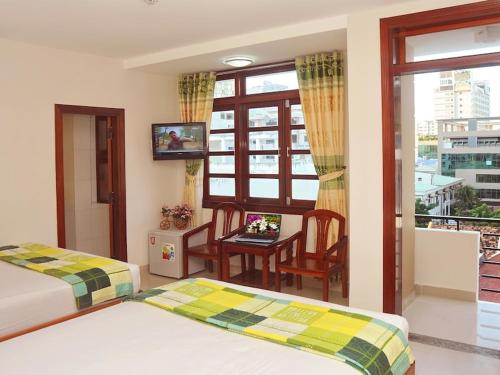Phòng 4 Người Có Ban Công - Khách sạn Nắng Biển - Sunny Sea