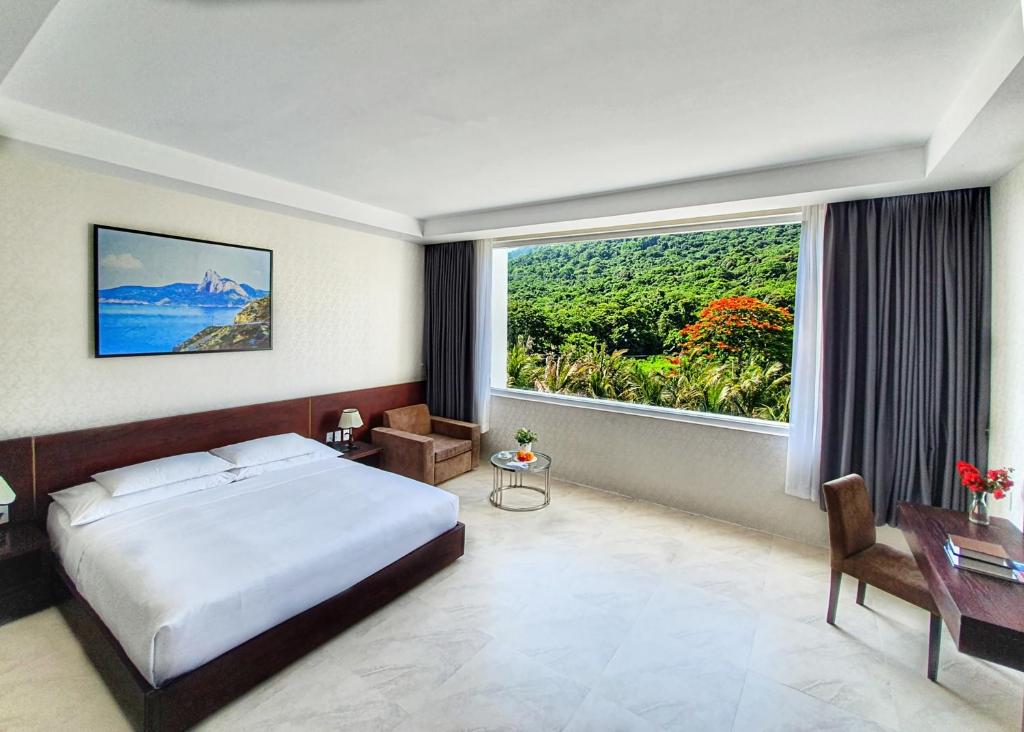 Phòng Giường Đôi Nhìn Ra Núi - Orson Hotel & Resort Con Dao