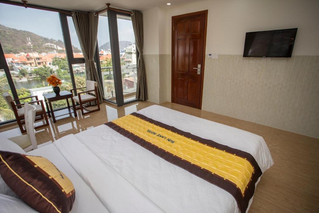 Phòng Deluxe Nhìn Ra Hồ Nước & Núi - Sun Lake Hotel