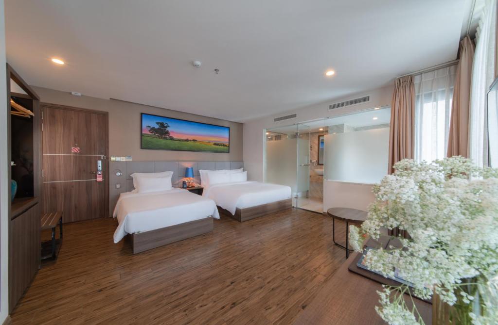 Phòng Luxury 3 Người - Aaron Hotel