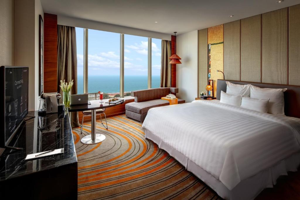 Phòng Deluxe Sea View with King Bed - Khách sạn Pullman