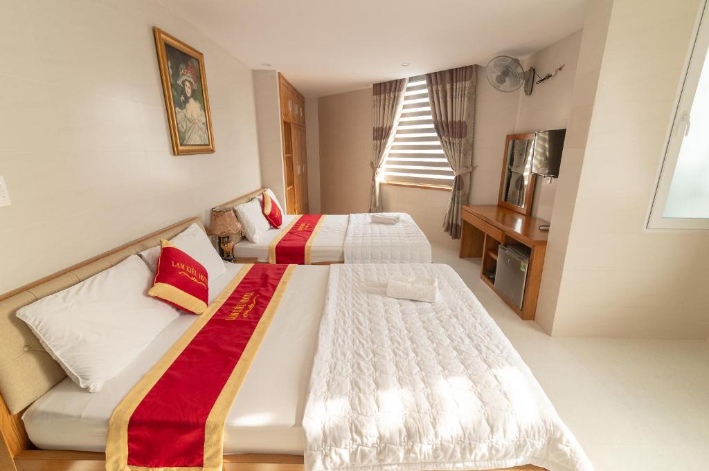 Phòng Giường đôi Deluxe (2 Người lớn + 1 Trẻ em) - Lam Kiều Hotel
