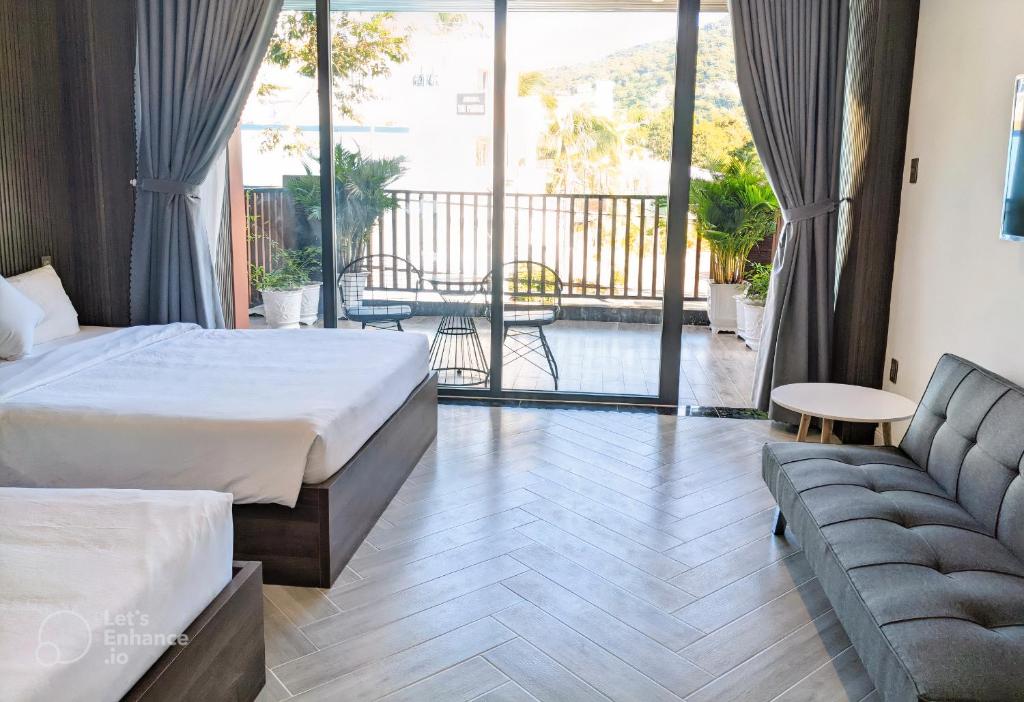 Phòng 4 Người Có Ban Công - Tuấn Ninh Hotel 2