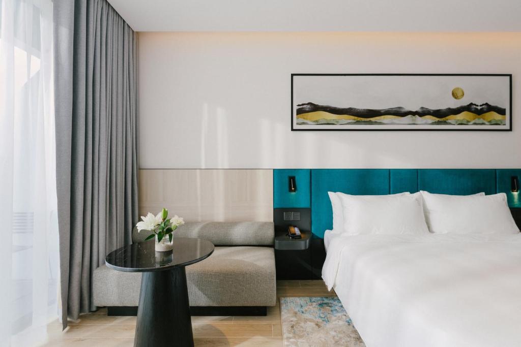 Phòng Giường Đôi Có Ban Công - December Hotel Nha Trang