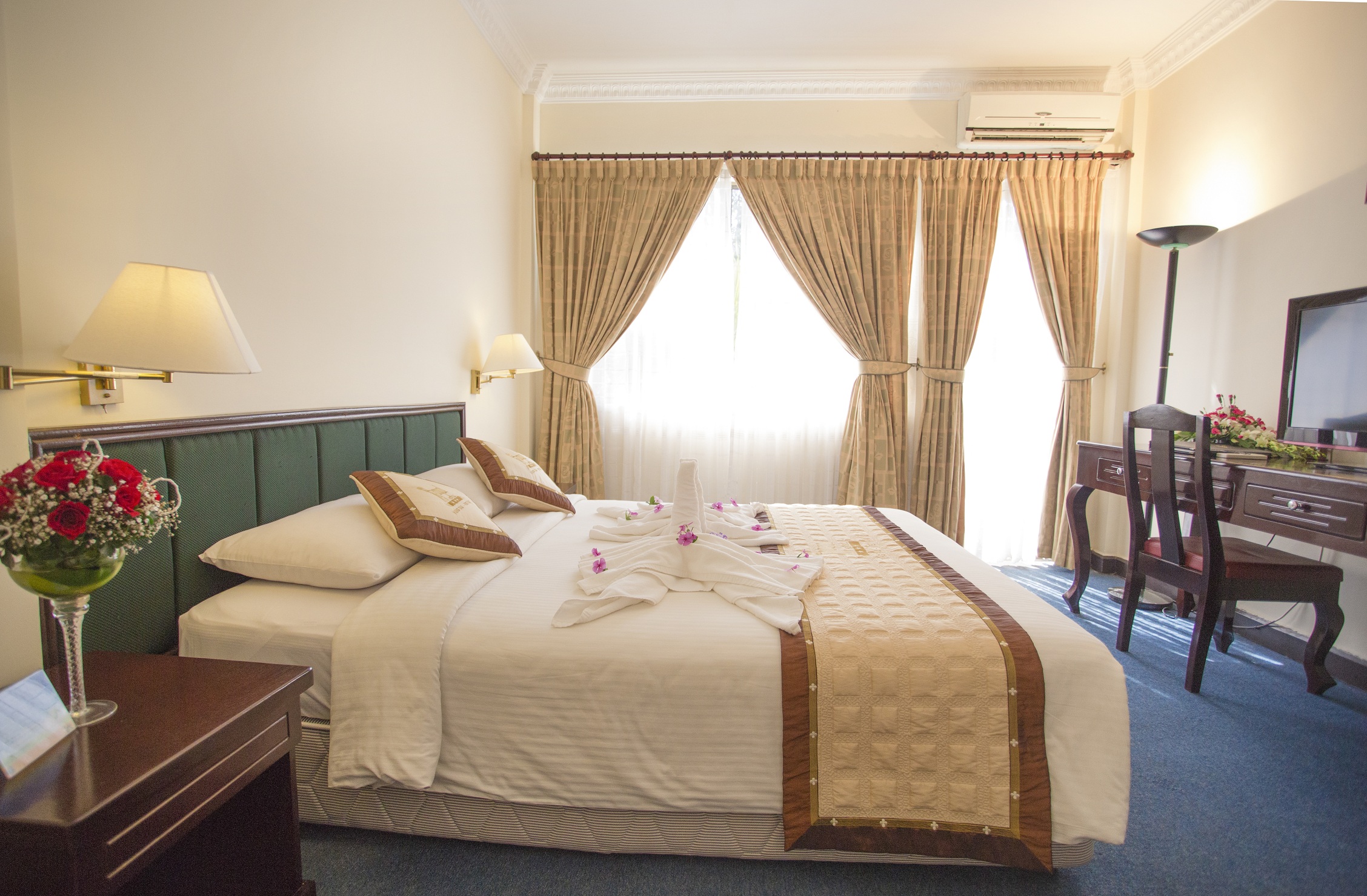 Phòng Hướng Hồ Bơi - Royal Hotel