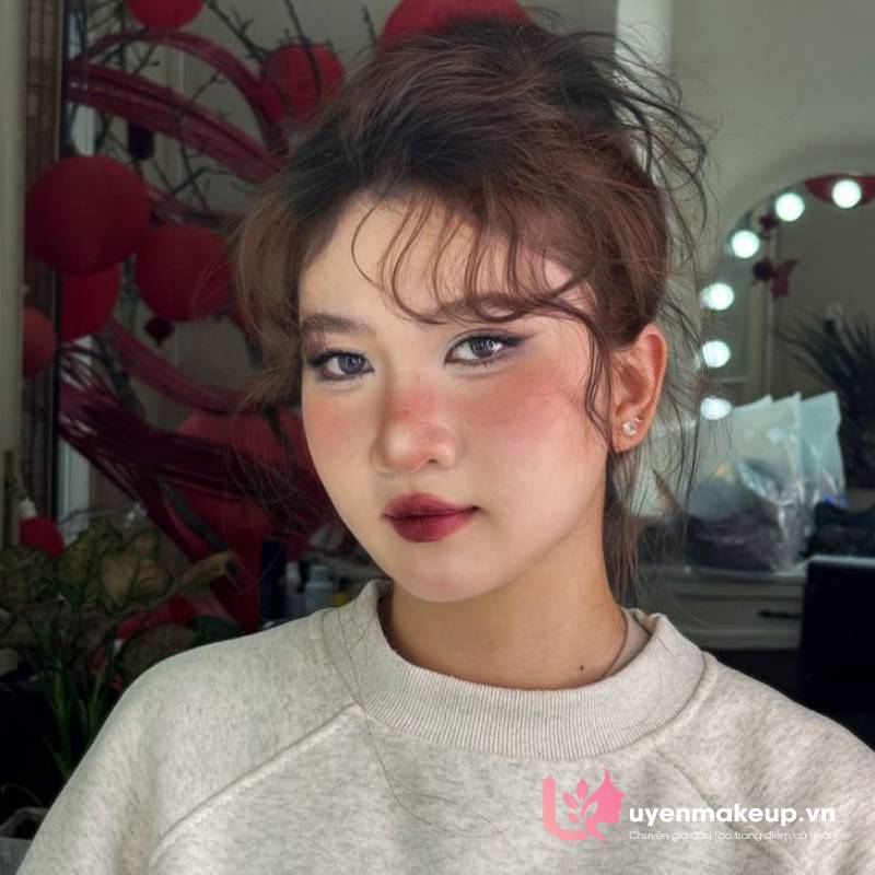 Tại sao nên học makeup cá nhân tại Uyên Makeup Quy Nhơn?
