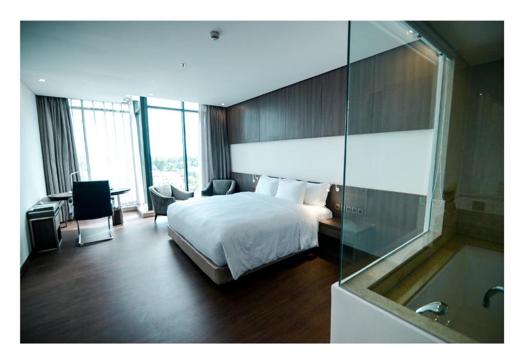 Phòng Deluxe Có Giường Cỡ King Nhìn ra Thành Phố - Minibar Miễn Phí - The Mira Central Park Hotel