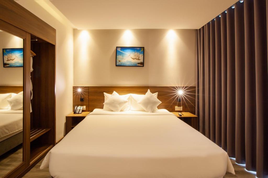 Phòng Premier Giường đôi với Ban công - Merlot Hotel Nha Trang