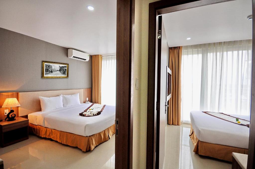 Phòng Gia Đinh Có Ban Công Nhìn Ra Núi - Rigel Hotel