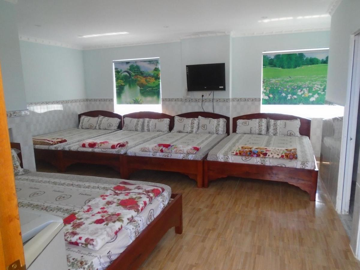 Phòng 5 giường - Hotel Hoàng Linh